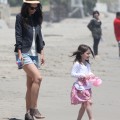 Katie-Holmes-Suri-Cruise-Beach