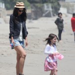 Katie-Holmes-Suri-Cruise-Beach