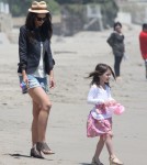 Katie-Holmes-Suri-Cruise-Beach