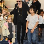 Brad Pitt and Angelina Jolie at the Haneda International Airport in Tokyo with their 6 children (November 10). Brad Pitt and Angelina Jolie at the Haneda International Airport in Tokyo with their 6 children (November 10).