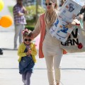 Jessica Alba takes her daughter Honor shopping at Bel Bambini