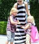 Gwen Stefani takes her boys to a birthday party (Photos)0429