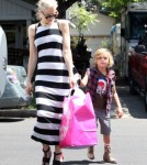 Gwen Stefani takes her boys to a birthday party (Photos)0429