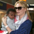 Charlize Theron can't remember life before motherhood 0515