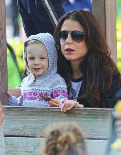 Bethenny Frankel and Jason Hobby have a date with Bryn at the park (Photos) 0502