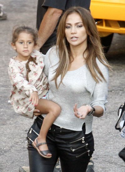 Jennifer Lopez is taking the twins on tour 0503
