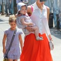 Jessica Alba Dines With Girls As Eco-Friendly Business Grows 0725
