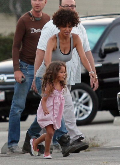 Halle Berry And Nahla Aubry Back To Work After Head Injury 0720