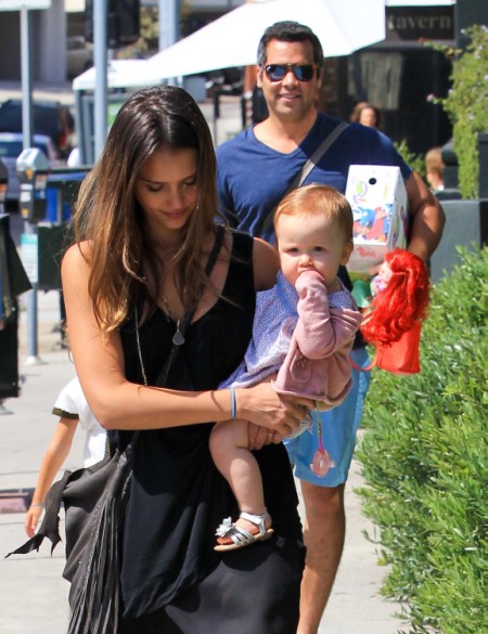 Jessica Alba Takes Her Princess Obsessed Daughters Out To Lunch 0805