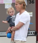 Owen Wilson spend his lunch break on the set of "The Internship" with son Robert - Sept 11 2012