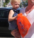 Eric Dane takes his daughter Billie shopping at Puzzle Zoo in West Hollywood, California on October 3rd, 2012.