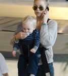 Kate Hudson arrives at Roissy Airport with her kids Bingham and Ryder on October 18, 2012 in Paris, France.