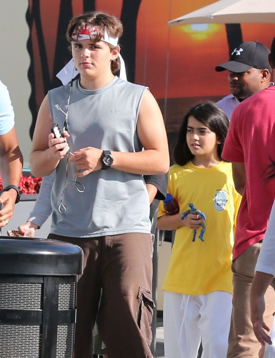 Filhos de Michael Jackson, Prince e Blanket são vistos deixando uma aula de caratê em Encino antes de ir a um shopping para fazer compras e, em seguida, pegar um filme em Beverly Hills, Califórnia, em 7 de outubro de 2012.
