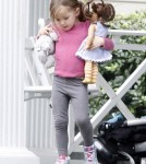 Jennifer Garner Hanging Out With Her Kids On The Porch