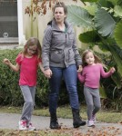 Jennifer Garner Hanging Out With Her Kids On The Porch