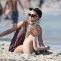 Ashlee Simpson And Son Bronx Enjoy A Day On The Beach