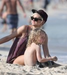 Ashlee Simpson And Son Bronx Enjoy A Day On The Beach