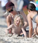 Ashlee Simpson And Son Bronx Enjoy A Day On The Beach