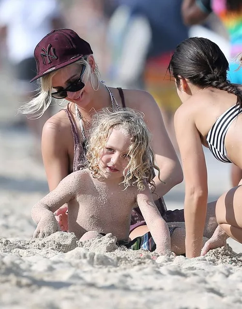 Ashlee Simpson Spends Some Quality Time With Son Bronx Making Sandcastles Ashlee Simpson Spends Some Quality Time With Son Bronx Making Sandcastles