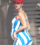 Exclusive... Pregnant Amber Rose Stopping To Visit A Friend