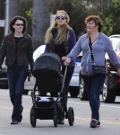 Elizabeth Berkley Dines At La Coversation With Her Family