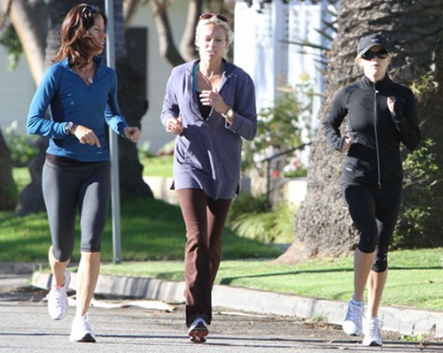 Reese Witherspoon Loses Baby Weight By Jogging With Friends