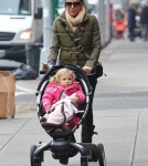 Bethenny Frankel Out Walking Daughter Bryn In New York