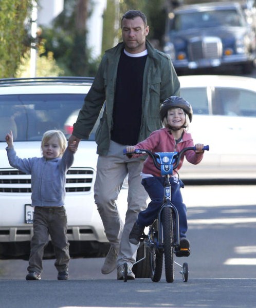 Liev Schreiber Teaches His Sons How To Ride Bicycle