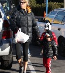 Julie Bowen Takes Her Kids To Farmers Market In Studio City