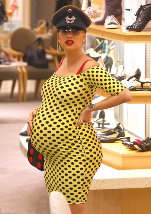 Exclusive... Amber Rose Showing Off Her Fashion From All Angles