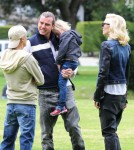 Gwen Stefani and Gavin Take The Boys to the Park
