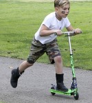 Gwen Stefani and Gavin Take The Boys to the Park