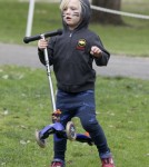 Gwen Stefani and Gavin Take The Boys to the Park