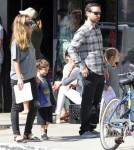Tobey Maguire And Family Out For Brunch In Venice