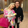 holly-madison-checks-out_1000