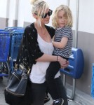 Pregnant Jessica Simpson & Family Shopping At Toys 'R' Us
