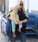 Pregnant Jessica Simpson & Family Shopping At Toys 'R' Us