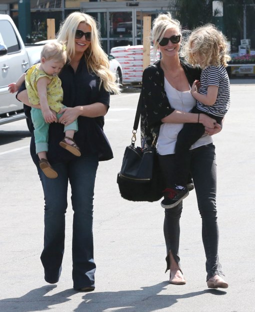 Pregnant Jessica Simpson & Family Shopping At Toys 'R' Us