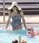 Bethenny Frankel Hangs At The Pool With Her Daughter