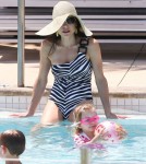Bethenny Frankel Hangs At The Pool With Her Daughter