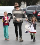 Jennifer Garner Takes Her Girls To The Farmers Market