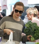 Jennifer Garner Takes Her Girls To The Farmers Market