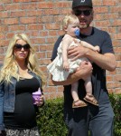 Jessica Simpson and Eric Take Maxwell To Seafood Lunch
