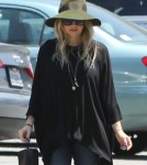Pregnant Fergie Goes To Church