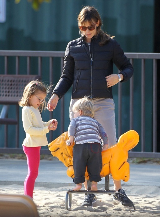 Semi-Exclusive... Jennifer Garner Takes Her Kids To The Park