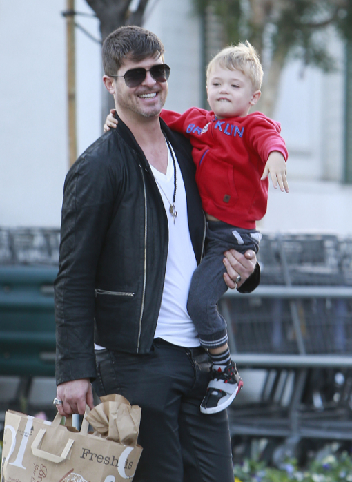 Robin Thicke Shops For Groceries With His Son