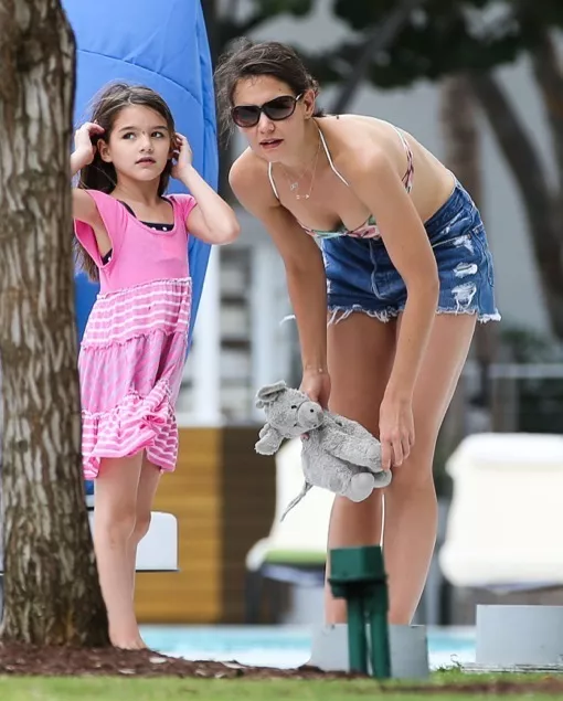 Katie Holmes & Suri Celebrate New Year's By The Pool