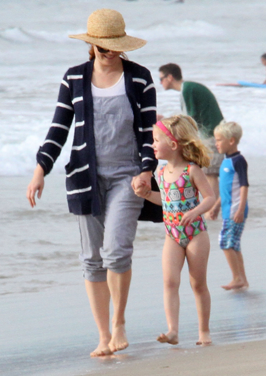 Exclusive... Amy Adams & Family Enjoy A Day On The Beach