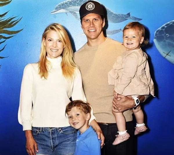 Ali Larter And Hayes MacArthur Volunteer With The Kids At The Aquarium