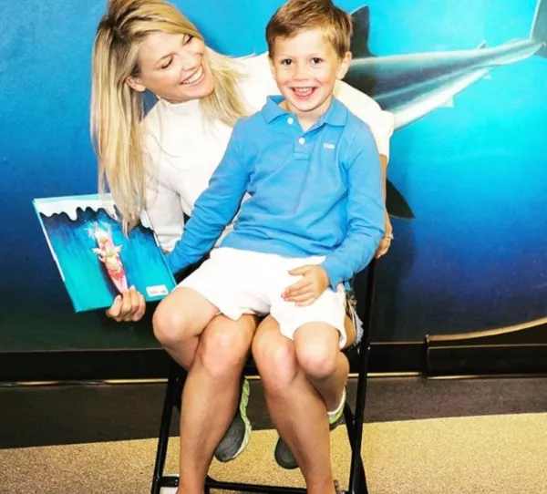Ali Larter And Hayes MacArthur Volunteer With The Kids At The Aquarium